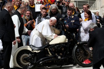 Kalapács alá került a motor, amelyet maga Ferenc pápa dedikált