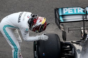 F1: Hamilton bizarr kísérlettel győzött