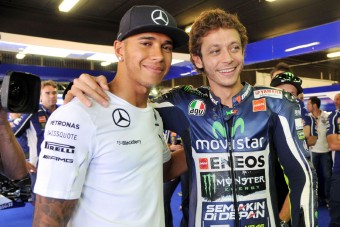 F1: Decemberben pattanhat MotoGP-járgányra Hamilton 
