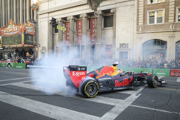 Gumifüstöléssel mutatkozott be az F1 Hollywoodban