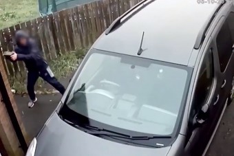 Ismét itt egy IQ-harcos, aki téglával próbál feltörni egy autót