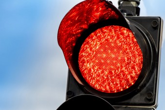 Pirosnál álló autóba hajtott Laci. Felmentette a bíróság