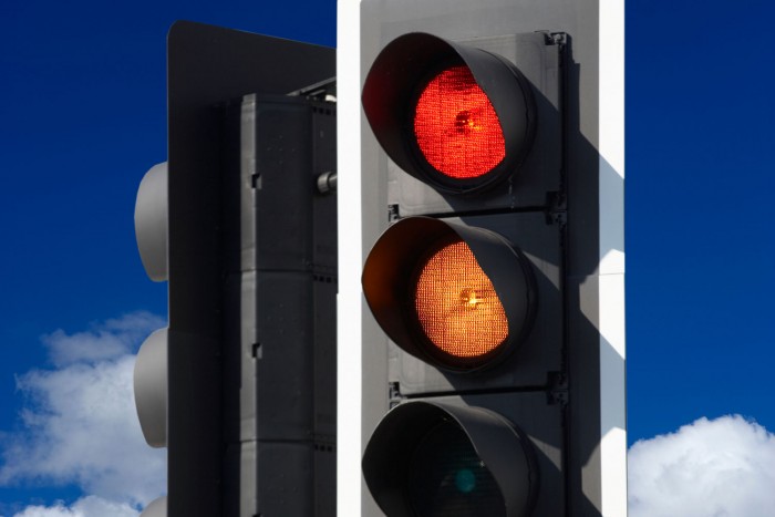 Pirosnál álló autóba hajtott Laci. Felmentette a bíróság 1