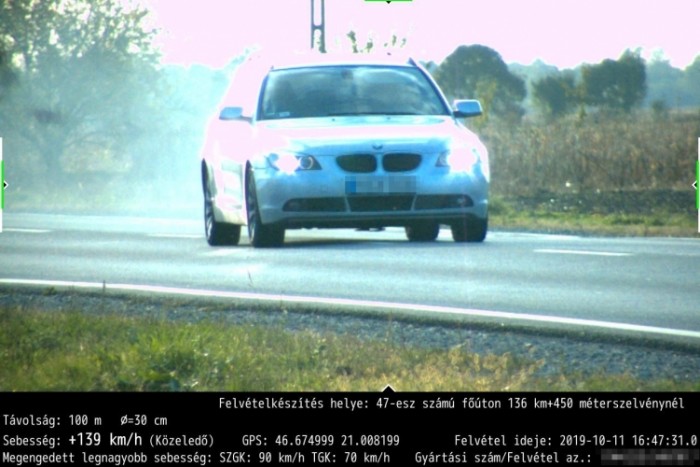 Egymás után kétszer szaladt bele a traffiba a BMW-s a 47-esen, nem is kevéssel