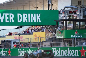 Vettel: Vissza a hagyományos kockás zászlót!