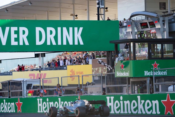 Vettel: Vissza a hagyományos kockás zászlót!