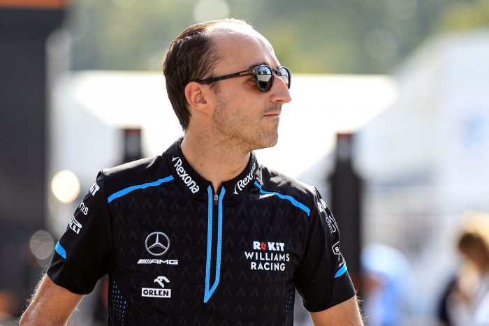 Kubica még nem döntött az F1-ben maradásról