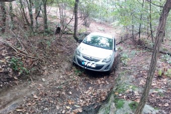 Elakadt az erdőben a magyar autós 