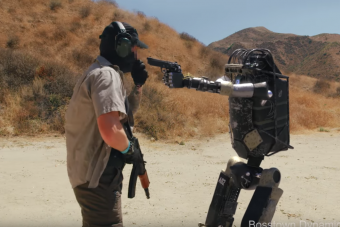 Félelmetes a fegyvert rántó robot, szerencse, hogy ügyes kamu