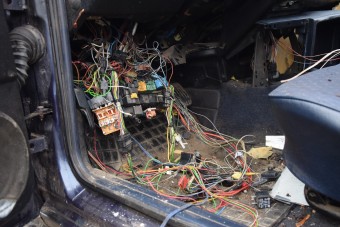 El akarta lopni a kocsit, de béna volt, bosszúból puszta kézzel tépte szét a belsejét Borsodban