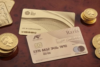 Fém bankkártyát kaphatnak a magyarok