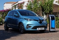 Szebb, erősebb és messzebb is megy Európa kedvenc villanyautója – Renault Zoé teszt 2019 55