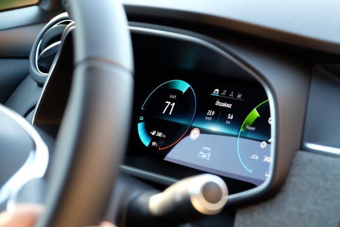 Szebb, erősebb és messzebb is megy Európa kedvenc villanyautója – Renault Zoé teszt 2019 15