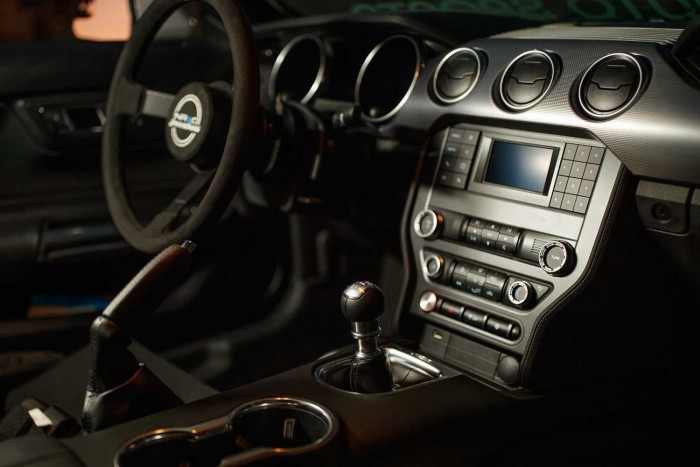 Régi gúnyával és 700 lóval lett igazán stílusos ez a Mustang 7 | Vezess Régi gúnyával és 700 lóval lett igazán stílusos ez a Mustang 7