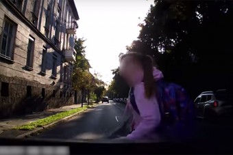 Megrázó felvételt publikált a rendőrség, zebrán gázolt el egy kislányt a borsodi autós