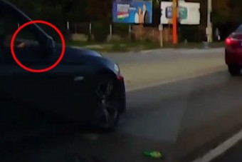 A pirosnál dobták ki a szemetet egy BMW-ből Fehérváron