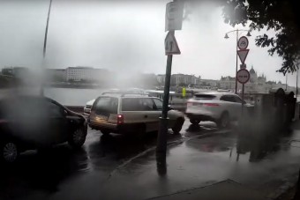 Telefont nyomkodó autós tartotta fel a forgalmat a Margit hídnál