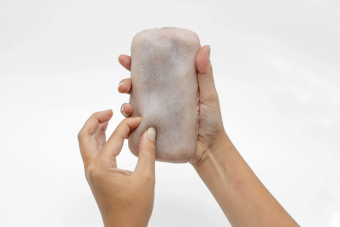 Emberbőrből készül majd a jövő telefontokja?