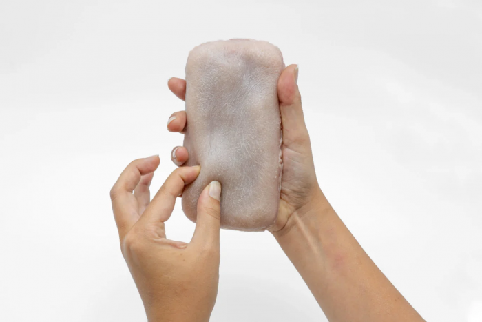 Emberbőrből készül majd a jövő telefontokja?