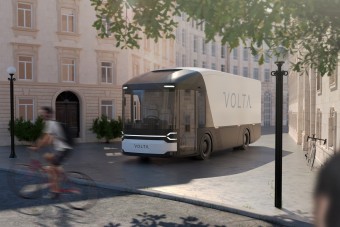 Középre ültették a sofőrt ebben a teherautóban