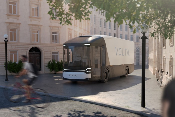 Középre ültették a sofőrt ebben a teherautóban