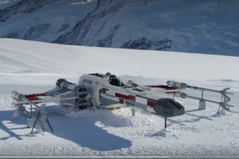 Életnagyságú X-szárnyút építettek a svájci Alpokban