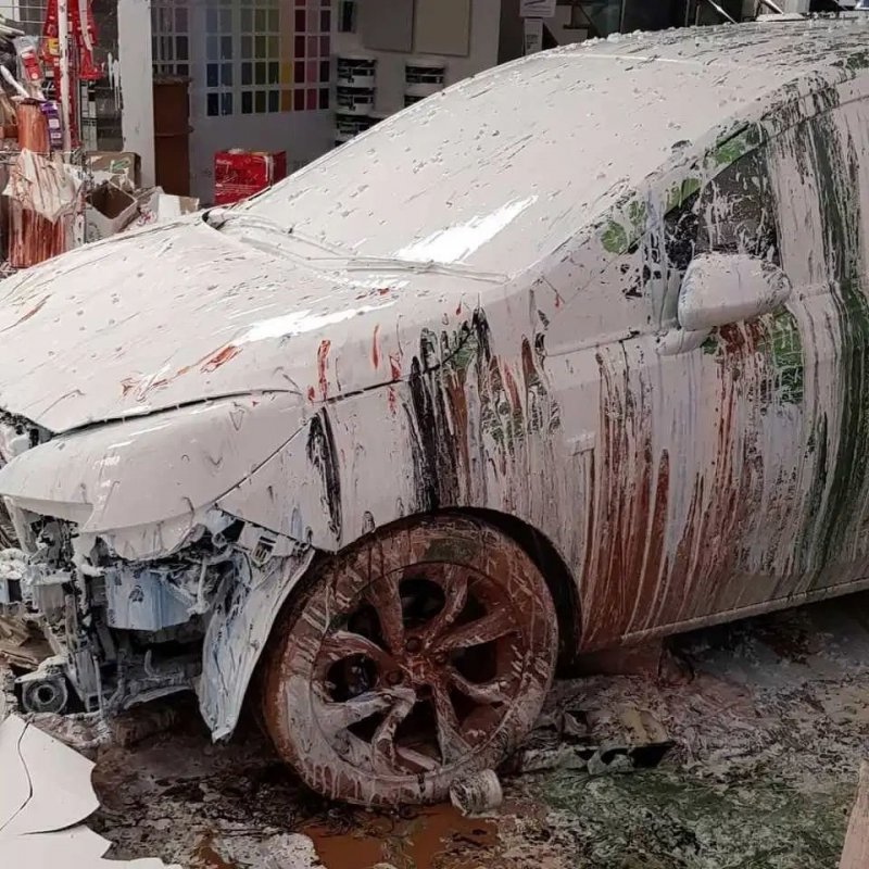 Színes szomorú káoszt okozott a festékboltba rongyoló autós 2 | Vezess Színes szomorú káoszt okozott a festékboltba rongyoló autós 2