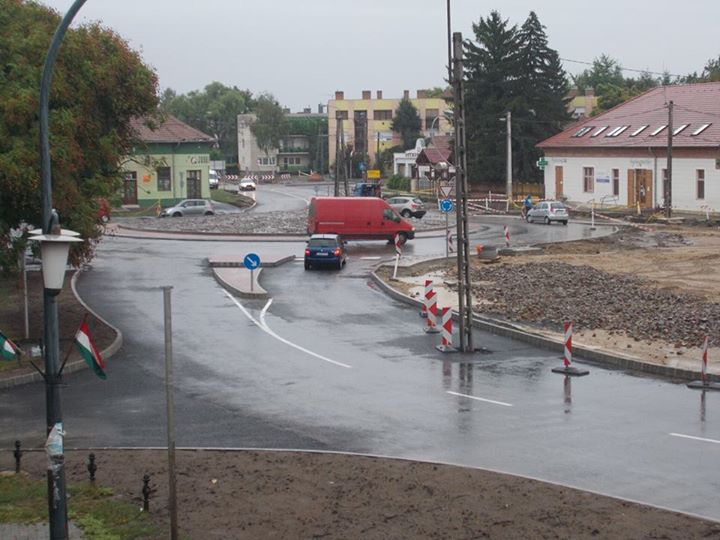 Villanyoszlopok állnak egy orosz országút közepén 1