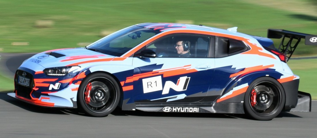 Középmotoros közúti autót épített a Hyundai