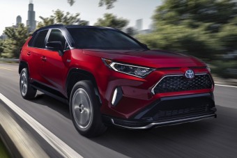 Már a Toyotának is van konnektoros hibrid szabadidőjárműve