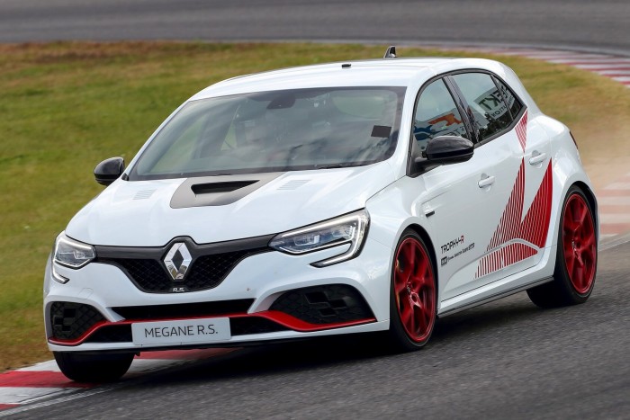 Ez a kompakt ferdehátú gyorsabb, mint a Ferrari F50