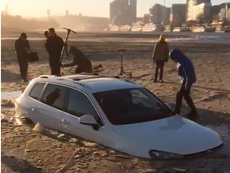 Megkergült autósok szakadtak a fagyott iszapba 5