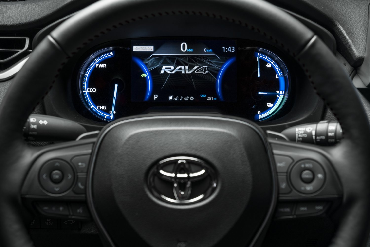 Már a Toyotának is van konnektoros hibrid szabadidőjárműve 18