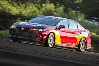 Komótos szedánból építettek versenyautót