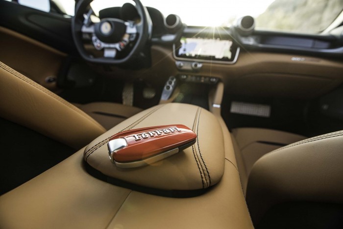 Szakít a hagyományokkal a Ferrari 6 | Vezess Szakít a hagyományokkal a Ferrari 6