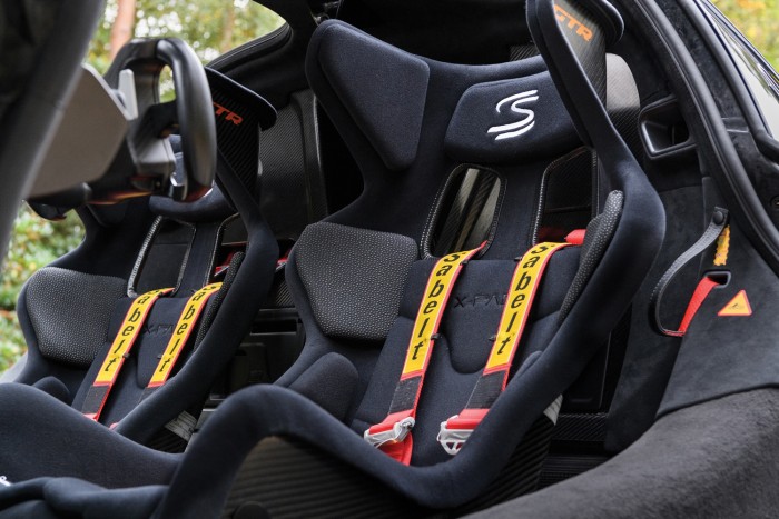 Ezt a Sennát is csak versenypályán látni 7