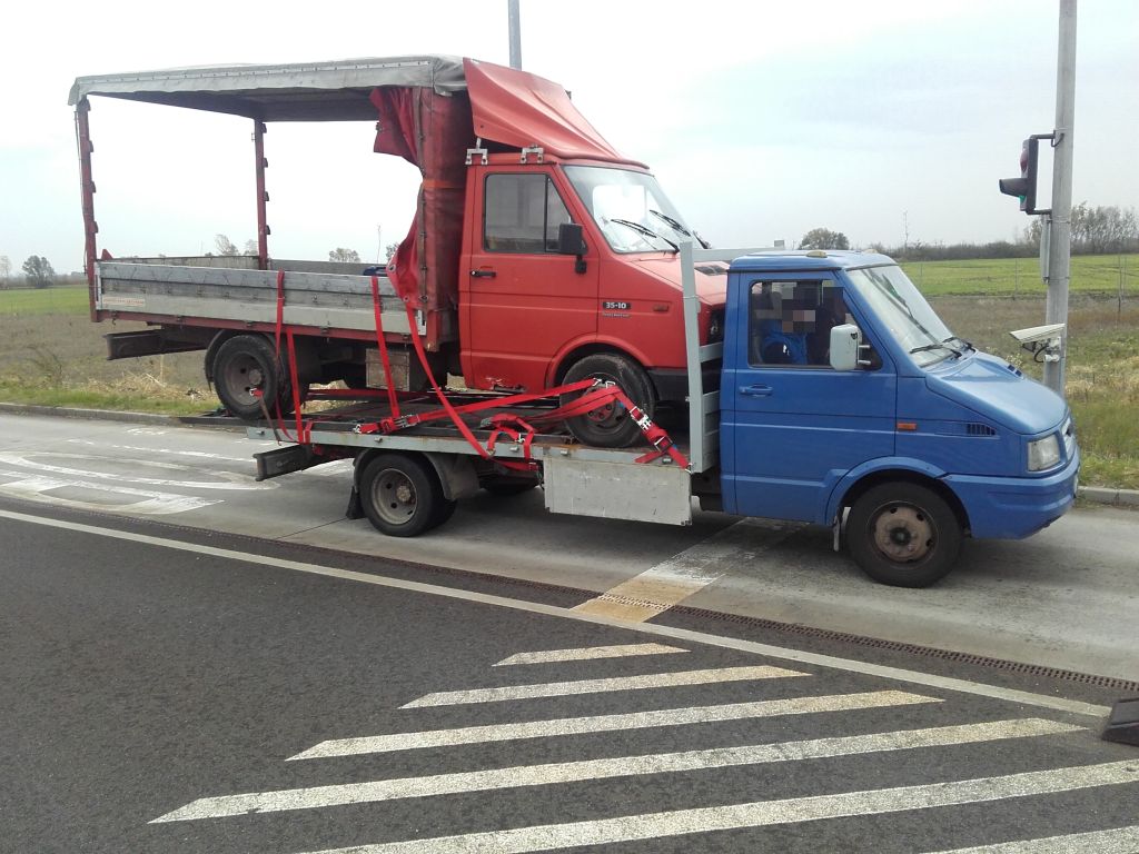 Megállították a rendőrök a bolgár kisteherautót, nem semmi, hogyan pakolták meg 1