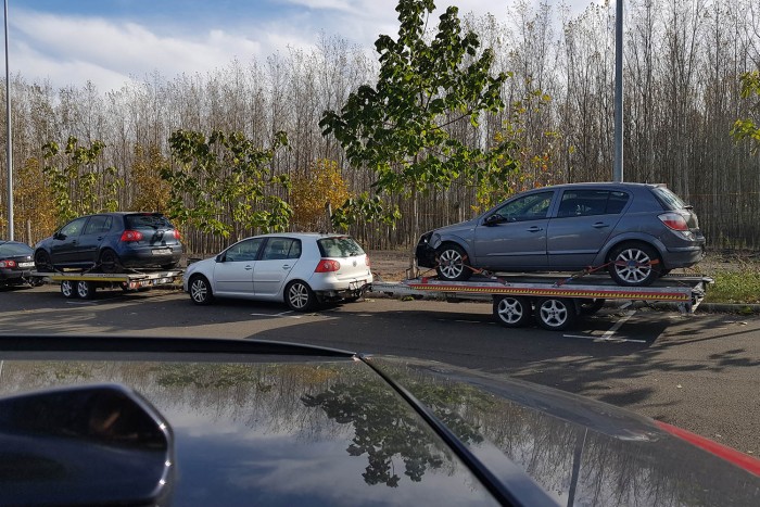 Ismét egy “csodás” autószállító karavánt fotóztak az M3-ason, ilyen trükköt még nem láttunk 1 | Vezess Ismét egy “csodás” autószállító karavánt fotóztak az M3-ason, ilyen trükköt még nem láttunk 1