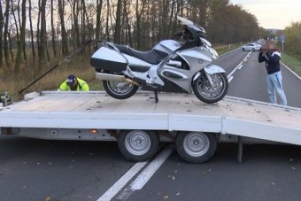 Szörnyethalt a motorjáról lerúgott motoros Csopaknál