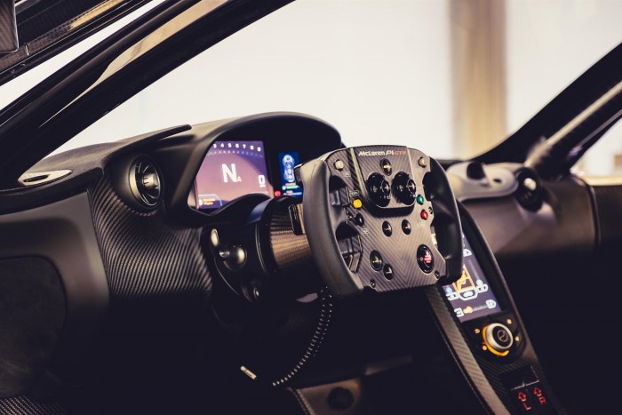 1 milliárdért kelleti magát az utcára szabadított versenygép 6