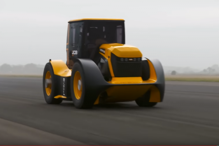 Ez a rekorder traktor takarítana az autópálya belső sávjában