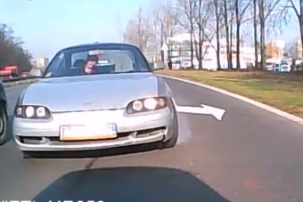 Durva baleset áldozata lett a kanyarodósávban álló autós