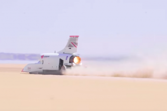 Ez a jármű félgázon megy 800 km/órával