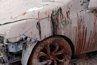 Színes szomorú káoszt okozott a festékboltba rongyoló autós