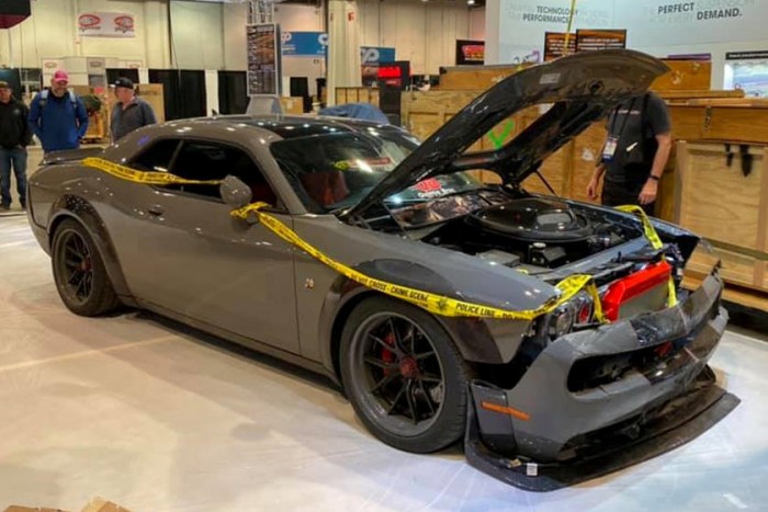 Ellopták és összetörték, mégis kiállították a tuningolt Challengert 7