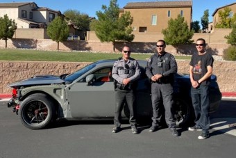 Ellopták és összetörték, mégis kiállították a tuningolt Challengert