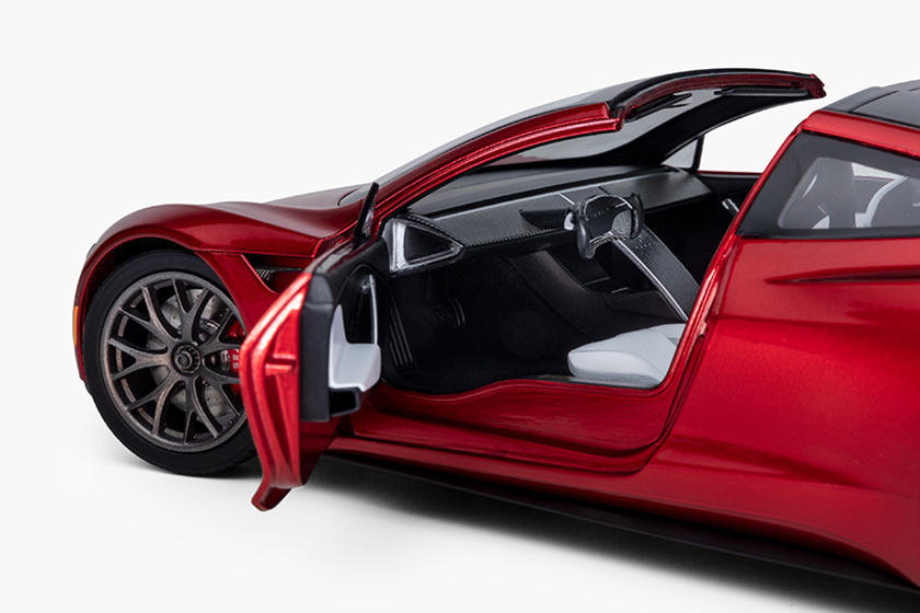 Tényleg kapható a Tesla Roadster, és a polcon is elfér 6