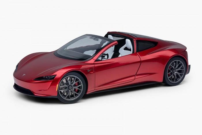 Tényleg kapható a Tesla Roadster, és a polcon is elfér