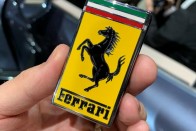 Szakít a hagyományokkal a Ferrari 12