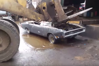 Senki sem vette meg drágán, így inkább bezúzatta veterán autóját